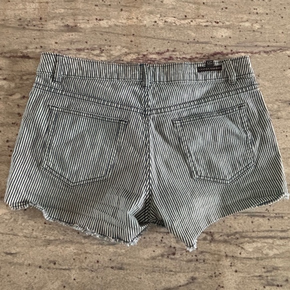 Lauren Conrad Womens Green Stripped Cutoff Shorts - Size 8 - Picture 2 of 4